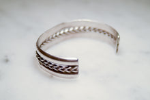 Load image into Gallery viewer, Fred Harvey Era “Navajo” Handmade Double Plate Bungle